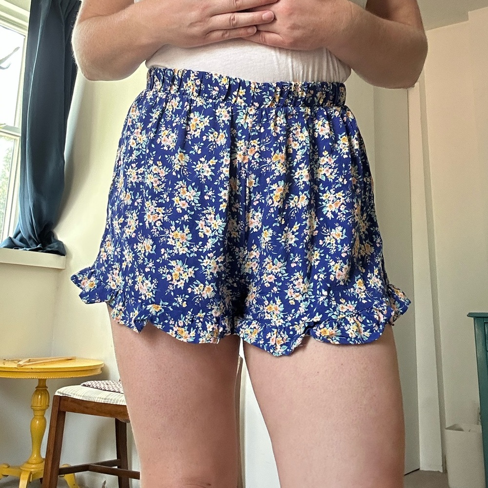 American Eagle Outfitters Blue Floral Ruffle Hem Women's Shorts